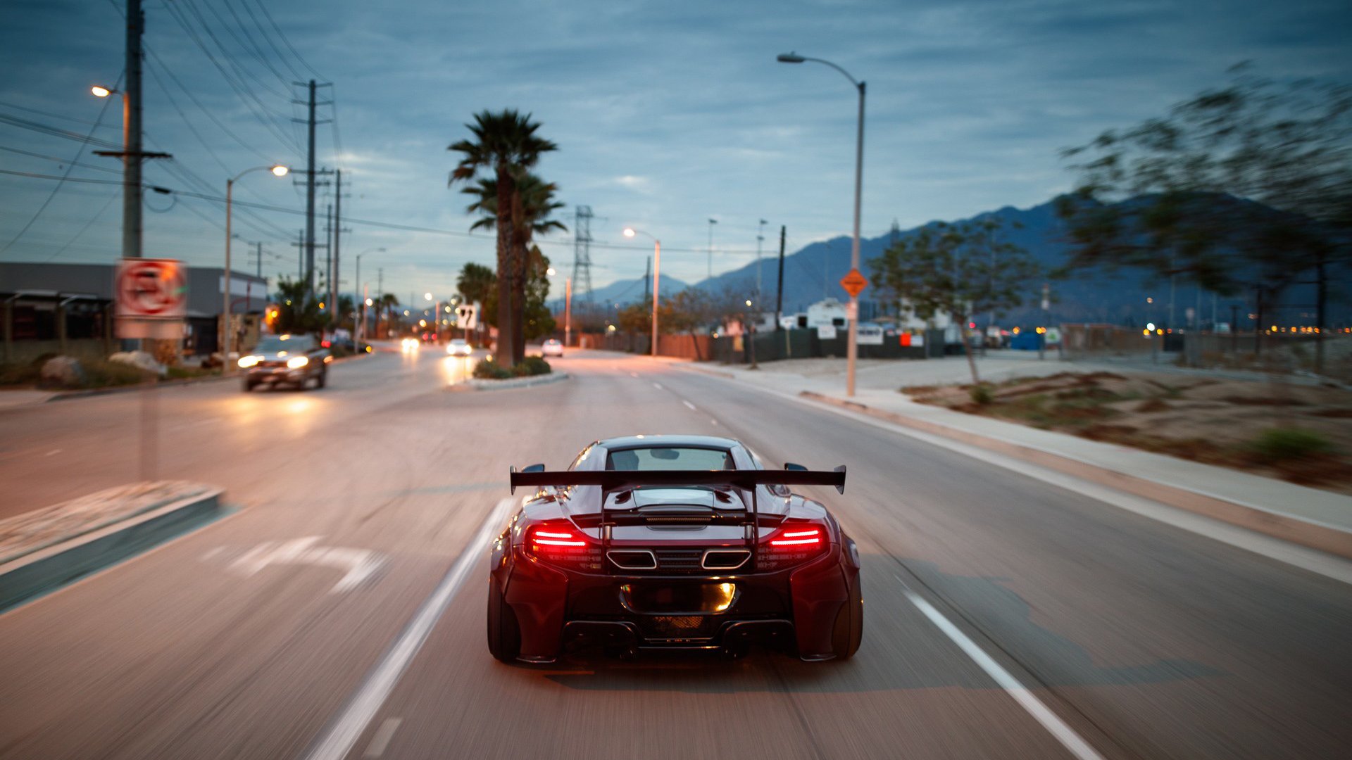 边锋传中选择是否因中锋风格影响落点策略,边锋和中锋哪个容易进球